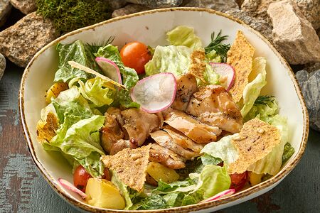 Салат с глазированным цыпленком и капустными козинаками