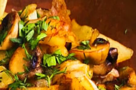 Жареный картофель с шампиньонами и зеленью