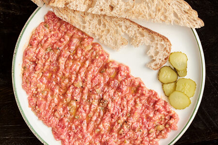 Тартар из говядины, пармезан