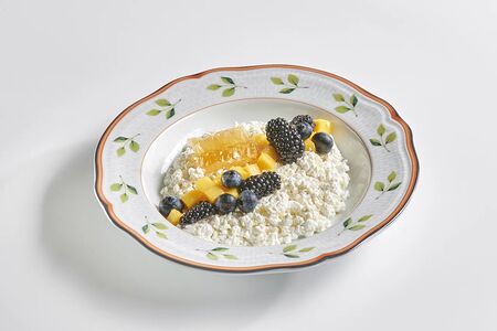 Творог из сыроварни с ягодами и манго