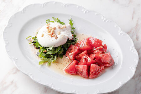 Буррата с цветными томатами и кедровым орехом