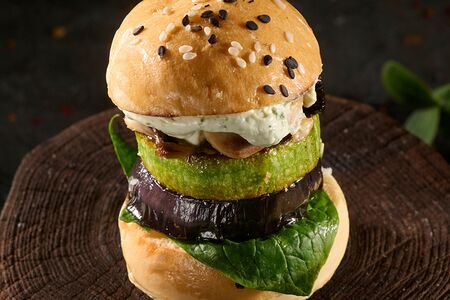 10 мини-бургеров с овощами гриль и сыром фета и соусом песто