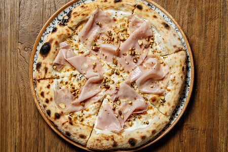 Мортаделла, фисташка, сливочный соус