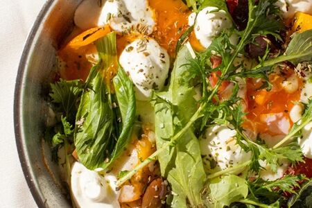 Яйца из печи с жареными томатами, греческим сыром и зеленью