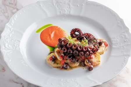 Осьминог по-лигурийски с картофелем, каперсами и оливками