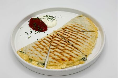 Кесадилья с сыром и зеленью 