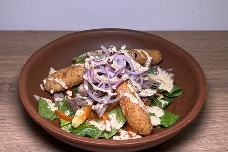 Салат с телятиной и жареным сыром