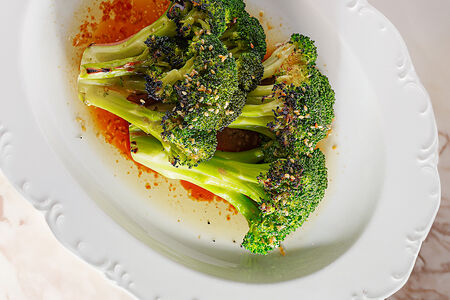 Брокколи на гриле в кунжутном соусе