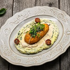 Котлета по-киевски с крапивным пюре и соусом из белых грибов