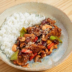 Стир-фрай с цыпленком и жареным кешью