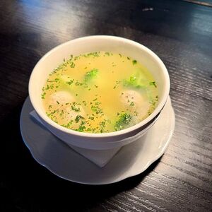 Куриный бульон с лапшой и брокколи 