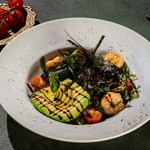 Салат с авокадо и креветками