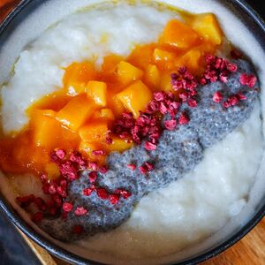Каша рисовая с манго и чиа в кокосовом молоке