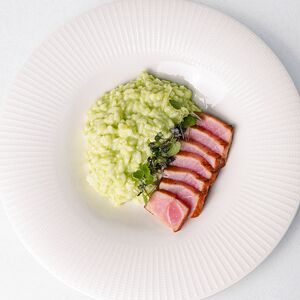 Ризотто с розовым тунцом и муссом из зелёного горошка