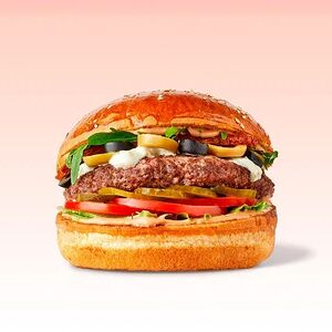 Итальянский бургер с котлетой из говядины, страчателлой, вялеными томатами и соусом BBQ