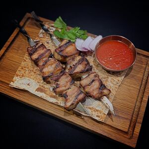 Шашлык из свиных ребер с красным луком 