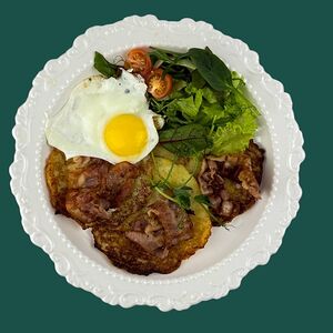 Драники с беконом и яйцом