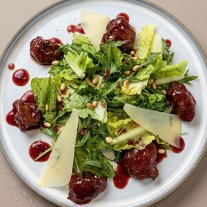 Салат с куриной печенью и брусничным соусом