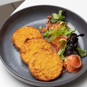 Картофельные оладьи с лососем и сливочным сыром