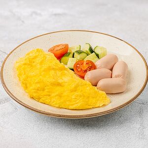 Омлет с мини-сосисками и огурцом