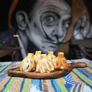 Хинкали, жаренные с сыром, зеленью и томатами