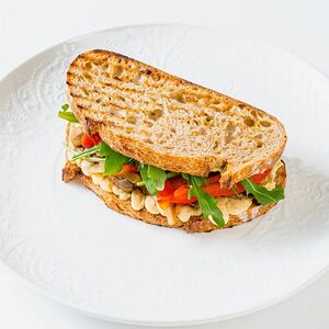Сэндвич с хумусом, вешенками и овощами