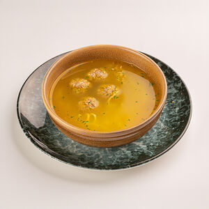 Куриный бульон с фрикадельками