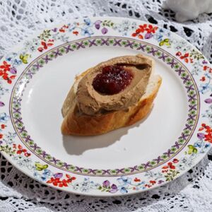 Бутерброд с паштетом из печени цыплёнка