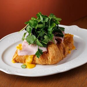 Скрэмбл-круассан с тамбовским окороком