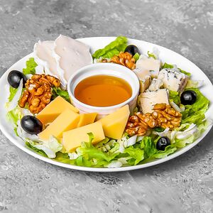 Боул с сыром, виноградом и орешками