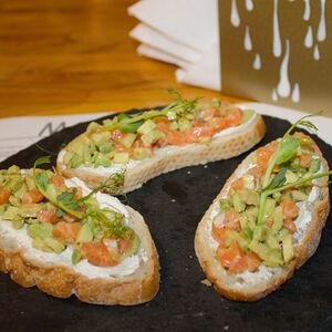 Брускетта с красной рыбой
