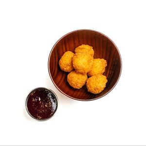 Сырные шарики с брусничным соусом