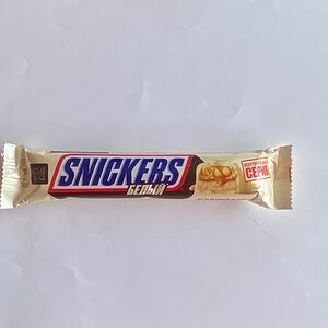 Шоколадный батончик Snickers