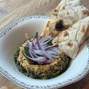 Хумус с битыми огурцами