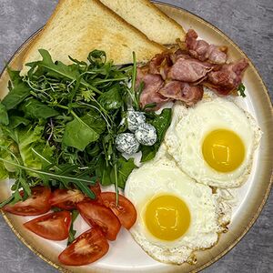 Яичница с беконом и зеленью 