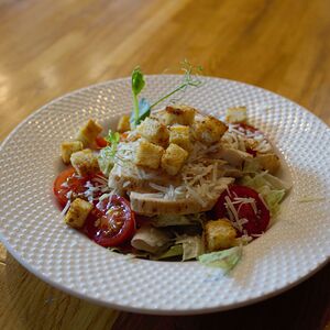 Салат Цезарь с курицей