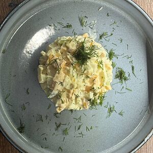 Яичный салат с кукурузой и сыром