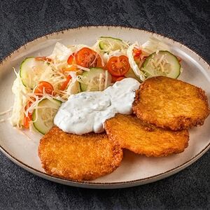 Драники с овощным салатом