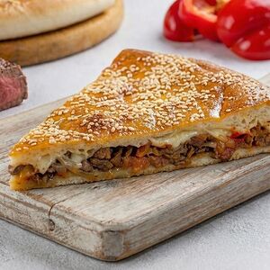 Слайс закрытой пиццы «С говядиной и овощами»