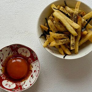 Картофель фри с нори, солью и маринованным желтком