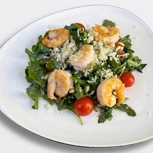 Салат с рукколой и с креветками