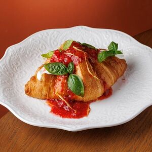 Круассан с ганашем из белого шоколада и клубничным вареньем