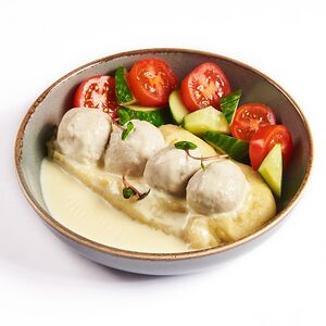 Митболы из индейки в сливочном соусе с картофельным пюре