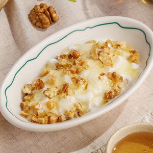 Мацони с мёдом и грецкими орехами