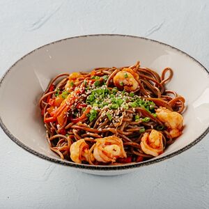 Лапша гречневая с креветками и овощами 