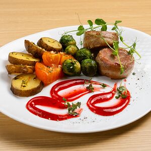 Медальоны из свинины в беконе с запечённым картофелем