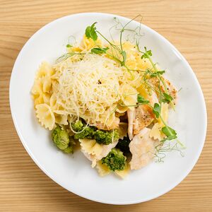 Фарфалле с куриным филе и брокколи