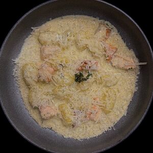 Картофельные ньокки с лососем и сливочно-шпинатным соусом