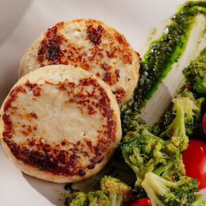 Котлеты из индейки с брокколи, черри и песто