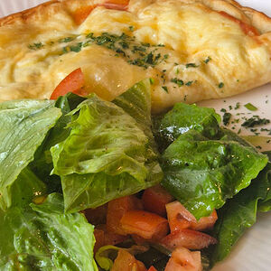 Омлет с сыром и свежими овощами